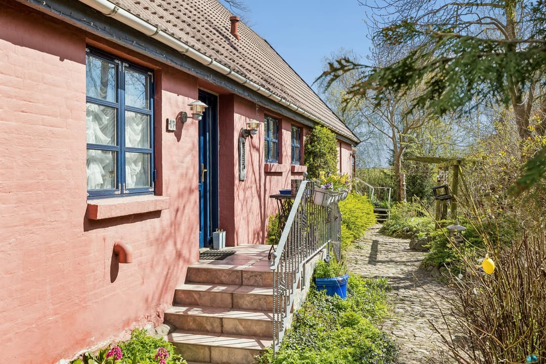 LANDLIG IDYL KUN 30 MINUTTER FRA AARHUS C, billede 1 af 8