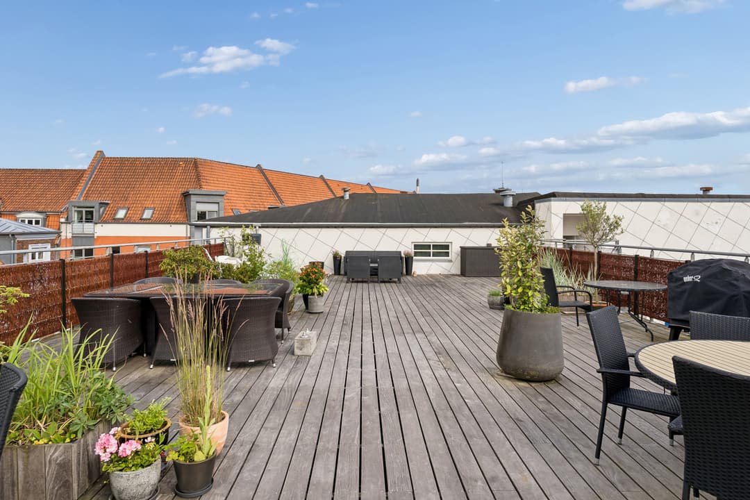 ANDELSLEJLIGHED MED ADGANG TIL LÆKKER TAGTERRASSE, billede 1 af 8