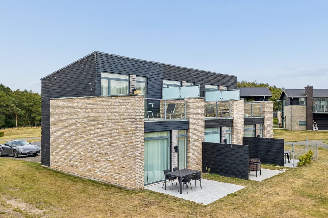 MODERNE FRITIDSHUS MED SOLRIG TERRASSE OG ALTAN, billede 1 af 8