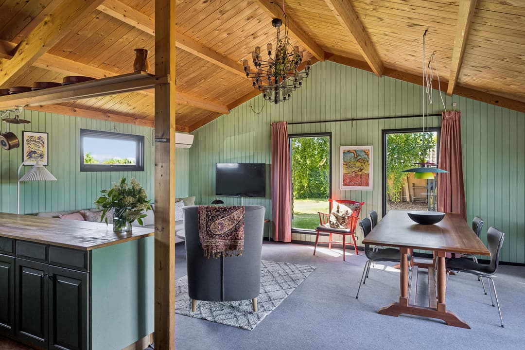CHARMERENDE OG MODERNE SOMMERHUS MED FJORDKIG, billede 1 af 8