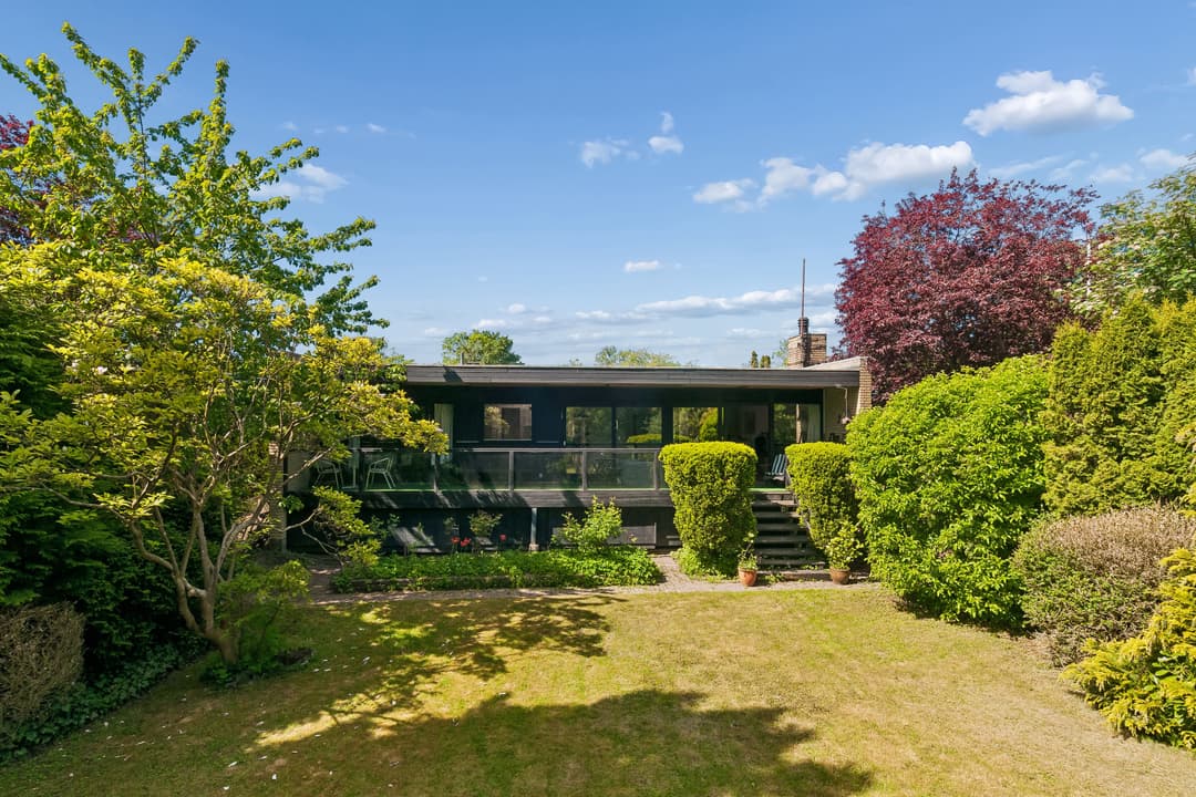 ARKITEKTTEGNET VILLA MED STOR, PRIVAT HAVE TÆT PÅ DYREHAVEN OG ØRESUND, billede 1 af 8