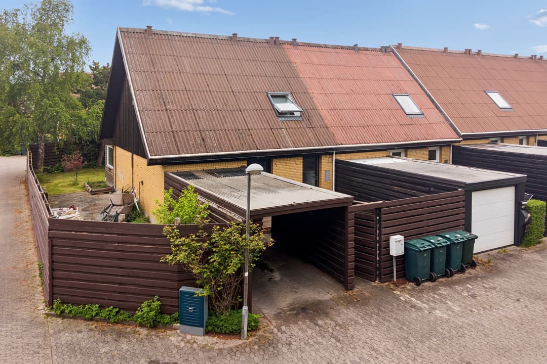 140 KVM ENDERÆKKEHUS MED FRITLIGGENDE PLACERING PÅ LUKKET VEJ, billede 1 af 8