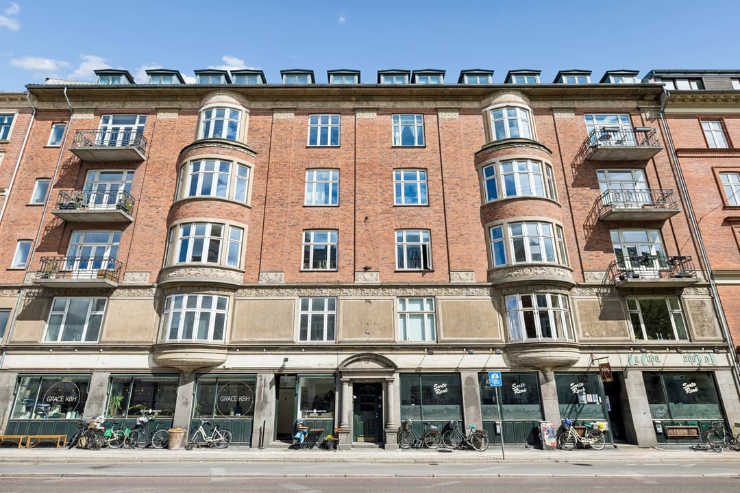 IMPONERENDE HERSKABSLEJLIGHED MED TO ALTANER, ÅBEN PEJS OG CENTRAL BELIGGENHED, billede 1 af 8