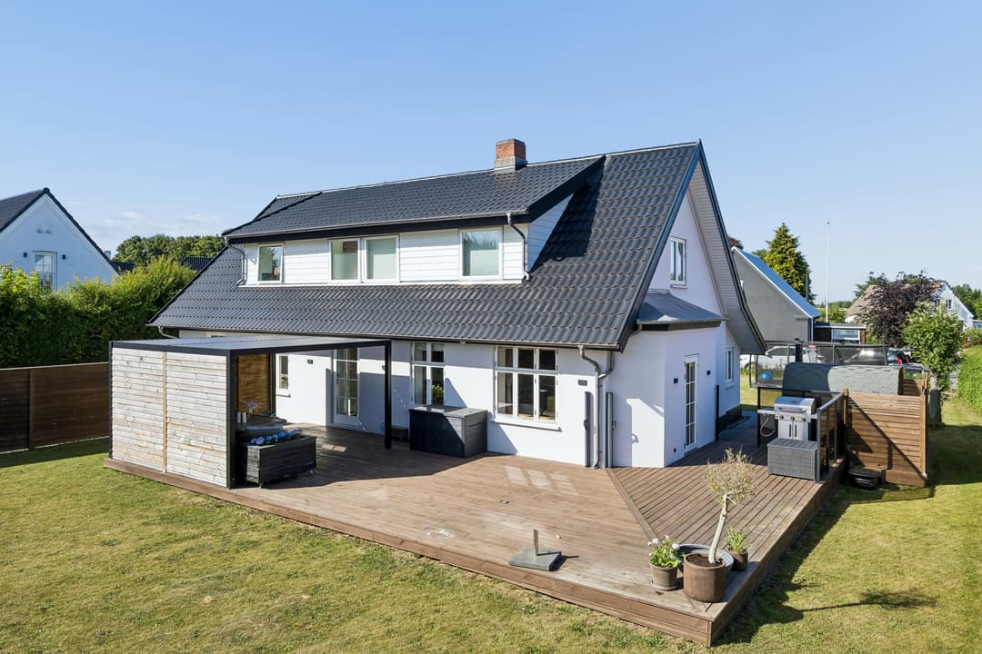 CHARMERENDE VILLA MED SOL I DEN UGENEREDE HAVE, billede 1 af 8