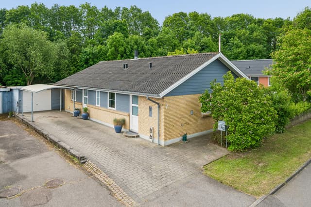ETPLANSHUS MED SKOV I BAGHAVEN OG BYEN TÆT PÅ