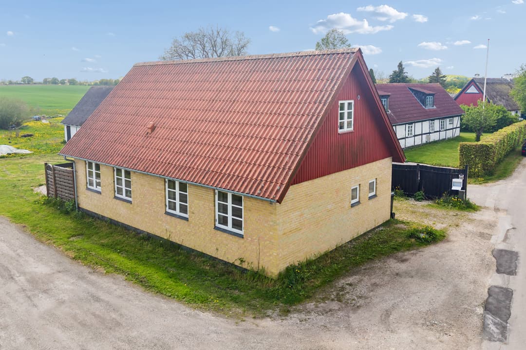 DEJLIGT VILLA MED HAVEN VÆK FRA VEJEN I LANDSBYENS RO TÆT PÅ HVERDAGEN, billede 1 af 8