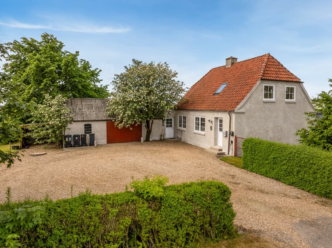 SKØN LANDLIG EJENDOM MED FANTASTISK UDSIGT OVER DET ÅBNE LANDSKAB, billede 1 af 8