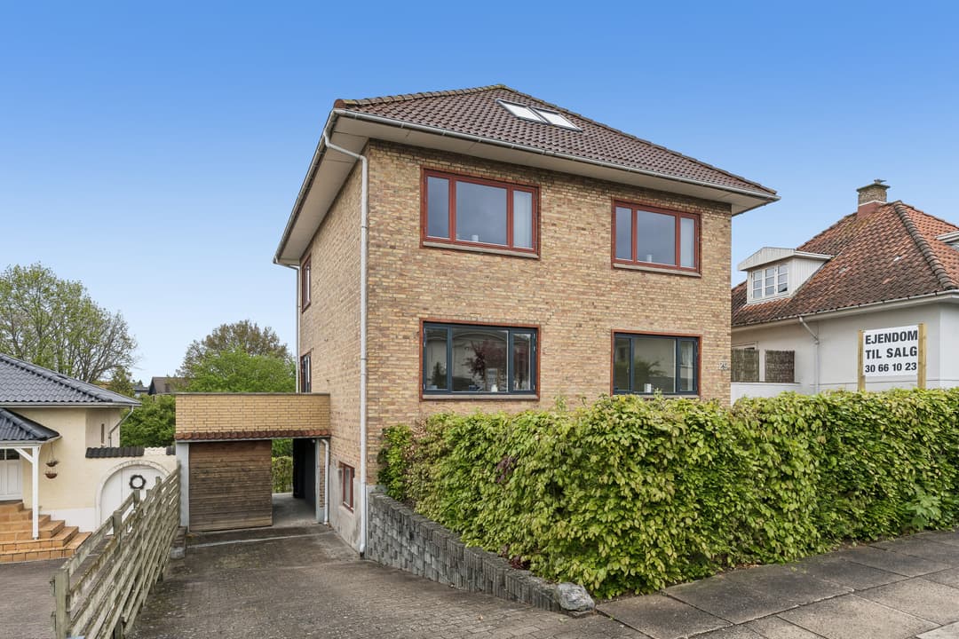 FUNKTIONALISTISK VILLA TIL STORFAMILIEN ELLER UDLEJEREN, billede 1 af 8