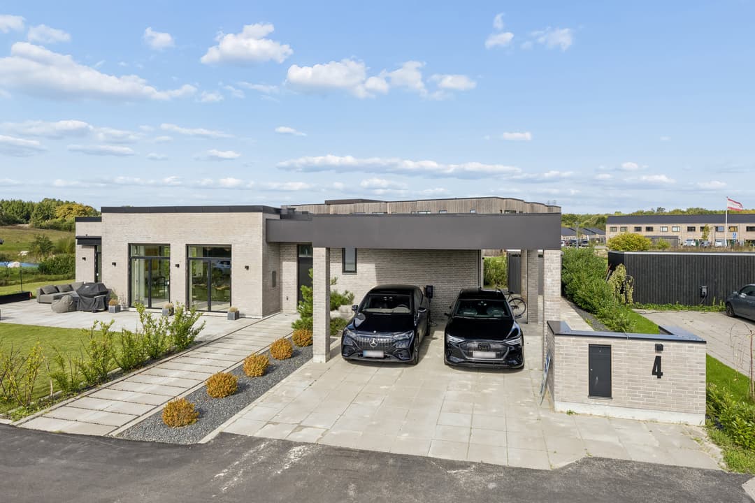ARKITEKTTEGNET FUNKISVILLA I ET AF DE MEST ATTRAKTIVE OMRÅDER I SORØ, billede 1 af 8