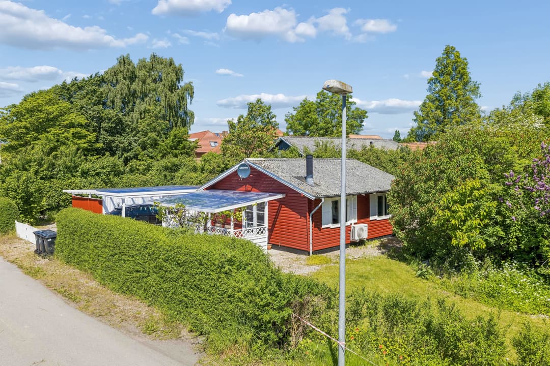 VELINDRETTET VILLA I ROLIGE OMGIVELSER, billede 1 af 8