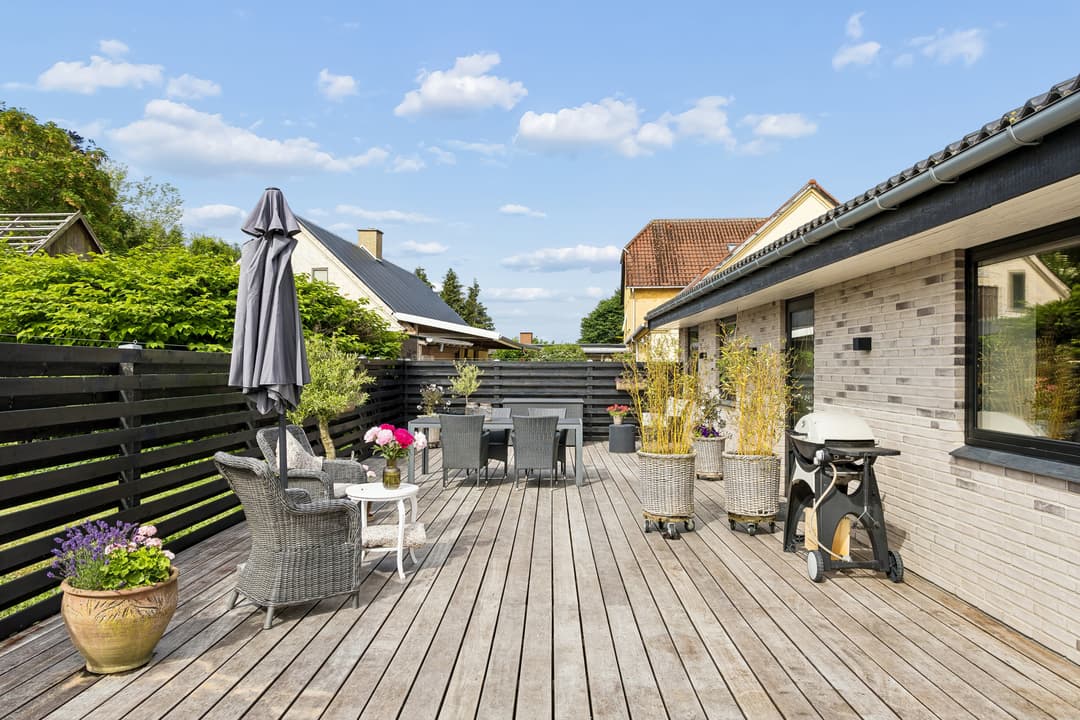 ETPLANSVILLA FRA 2021 MED SYDVENDT TERRASSE OG GOD BELIGGENHED, billede 1 af 8