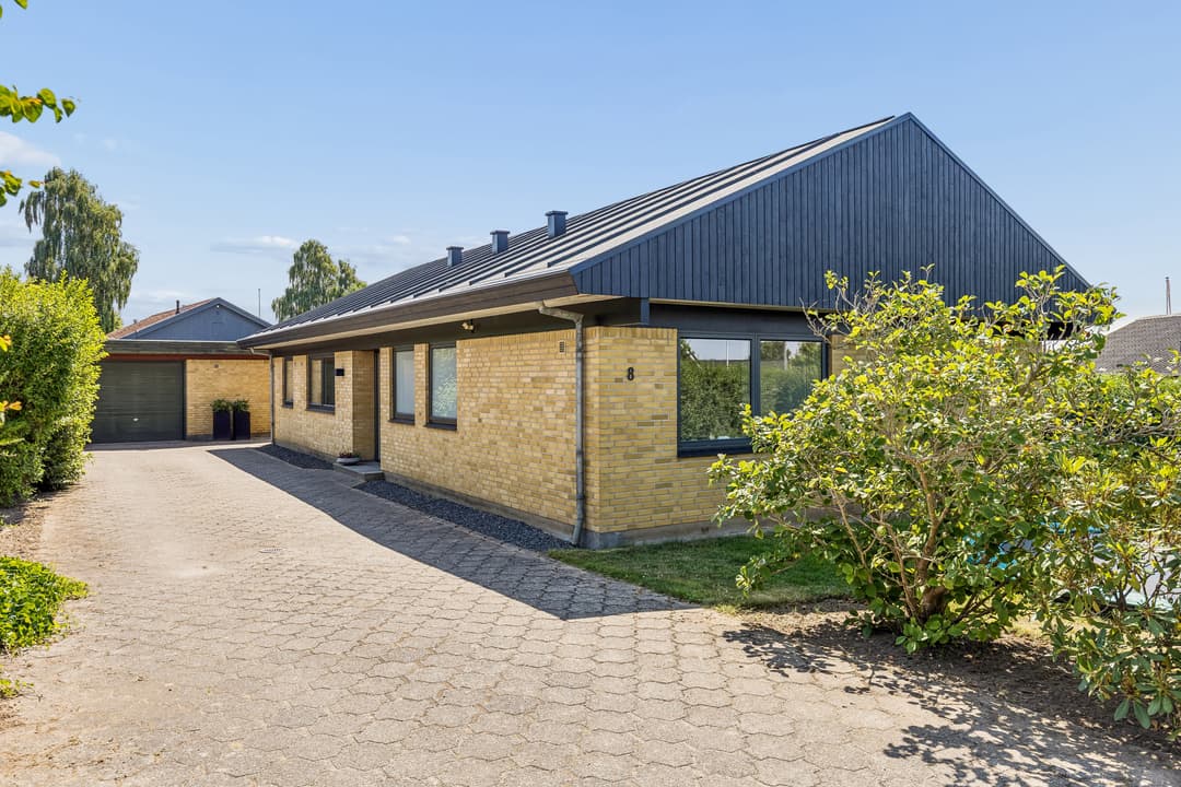 FLOT MODERNISERET 70’ER-VILLA MED SKOLEN OM HJØRNET, billede 1 af 8