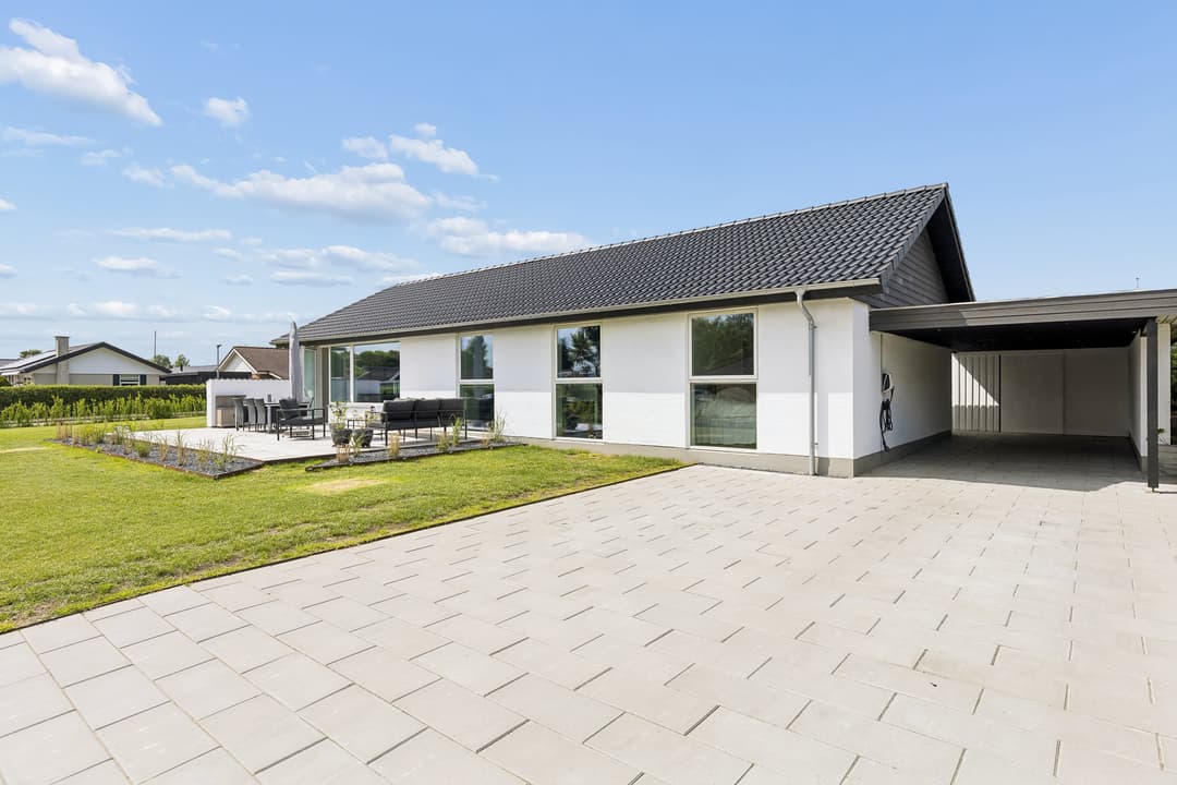 TOTALRENOVERET ETPLANSVILLA PÅ EN TRYG ADRESSE, billede 1 af 8