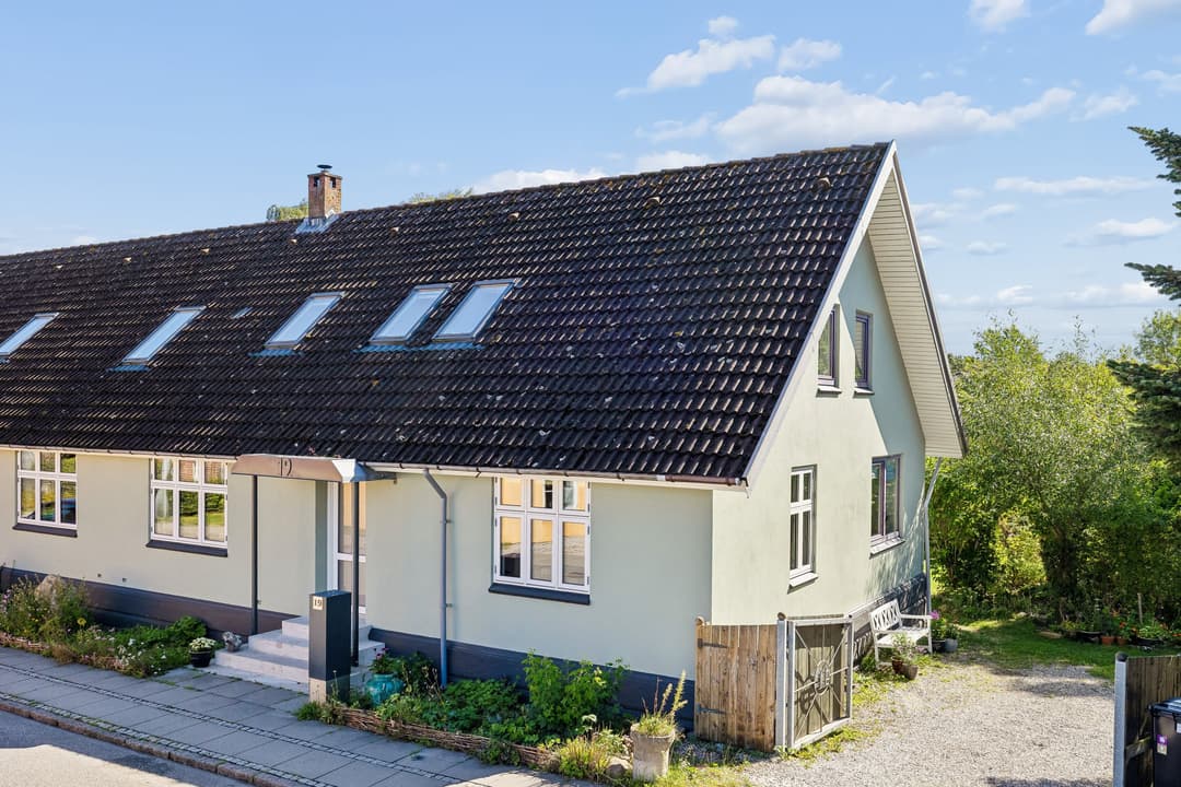 CHARMERENDE DOBBELTHUS MED SKØN HAVE MIDT I BYEN, billede 1 af 8