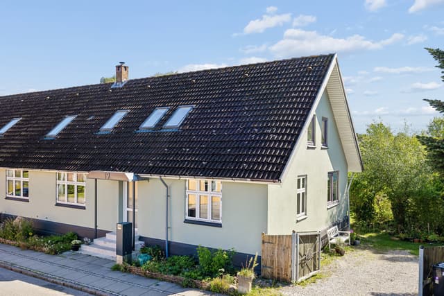 CHARMERENDE DOBBELTHUS MED SKØN HAVE MIDT I BYEN