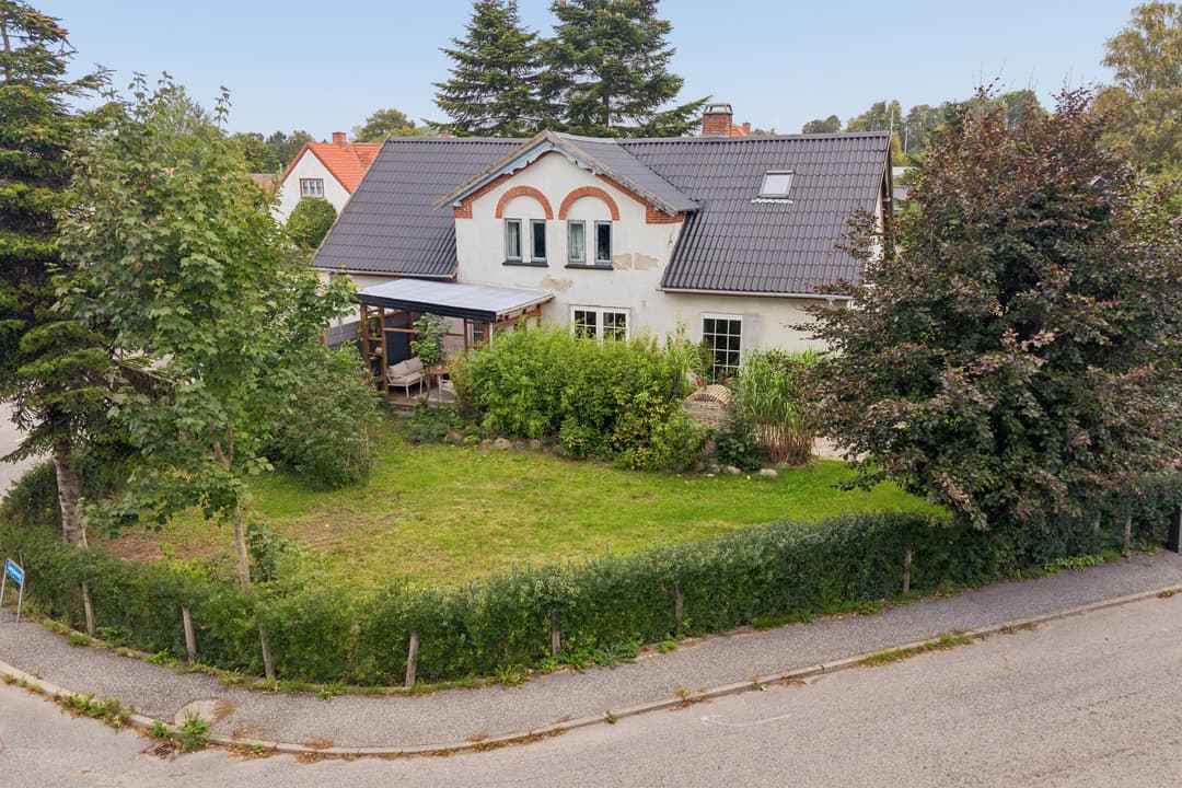 STOR, SKØN VILLA MED PLADS TIL HELE FAMILIEN, billede 1 af 8
