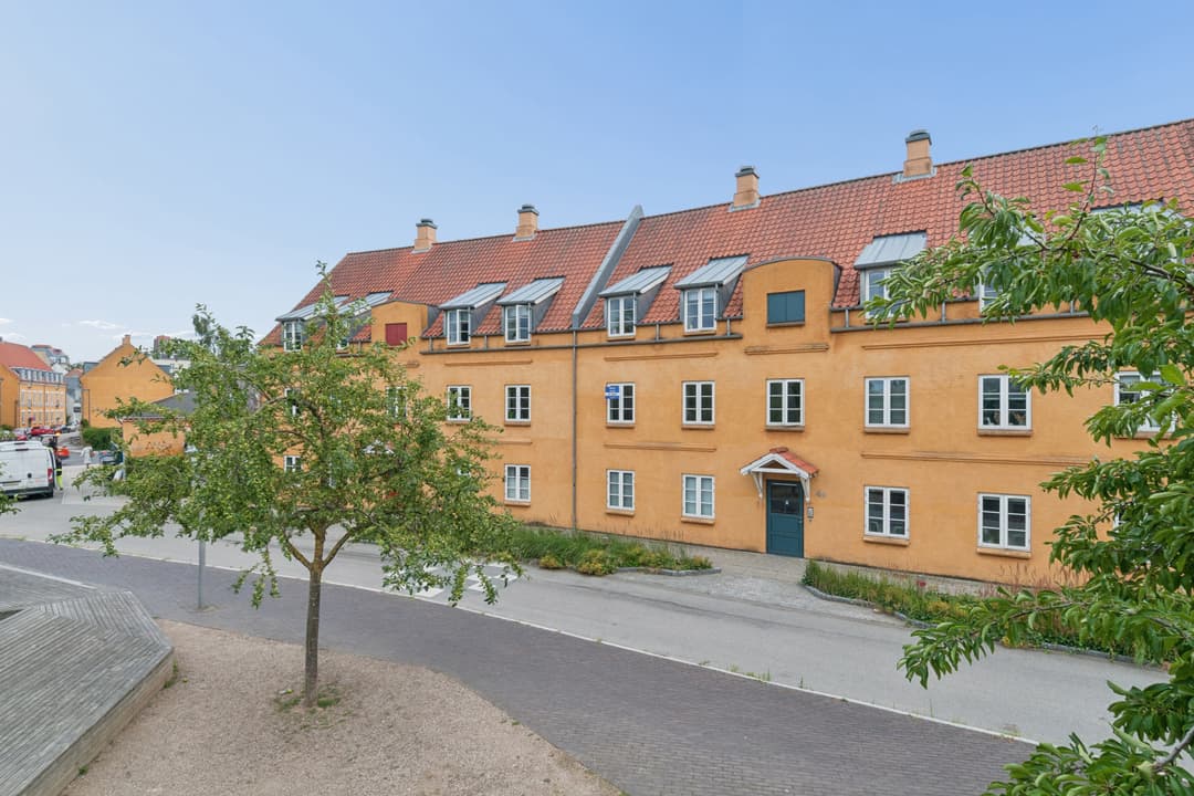 SKJULT PERLE I ROLIG OG CENTRAL BYOASE, billede 1 af 8