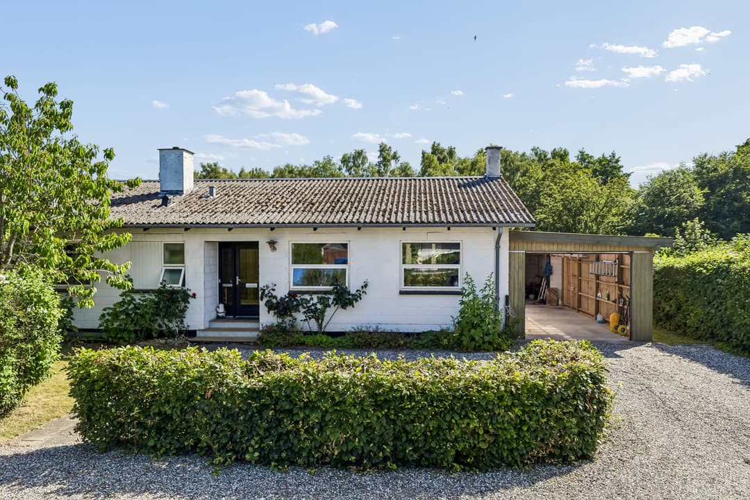 VILLA MED SKØN HAVE OG CENTRAL BELIGGENHED, billede 1 af 8