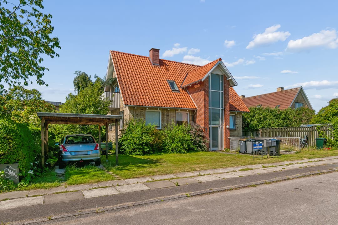 VILLALEJLIGHED MED EGEN HAVE, GARAGE OG ALTAN I VALBY HAVE, billede 1 af 8