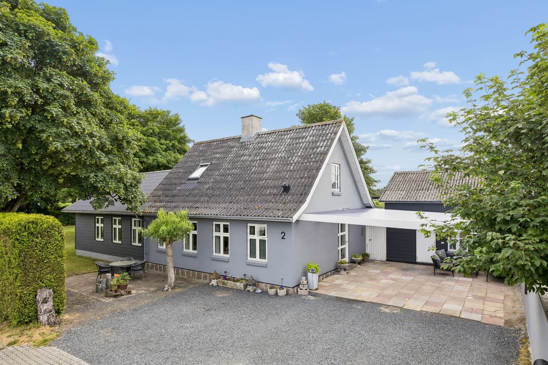 HYGGELIGT HUS MED STOR HAVE, billede 1 af 8
