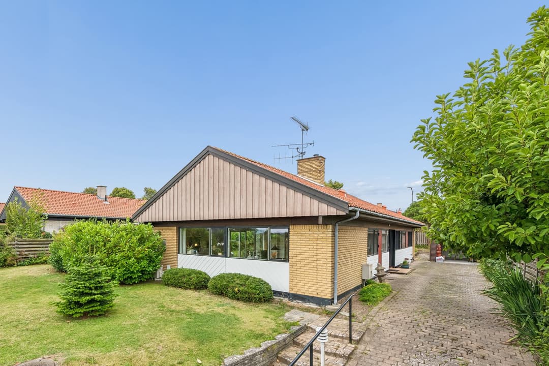 VELINDRETTET 60’ER-VILLA PÅ EN LUKKET VEJ, billede 1 af 8