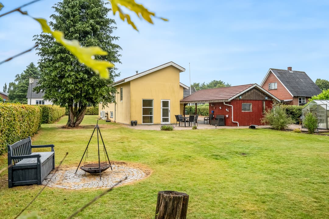 VELHOLDT VILLA MED STOR HAVE, BADEVÆRELSE PÅ BEGGE ETAGER OG ANVENDELIG KÆLDER, billede 1 af 8