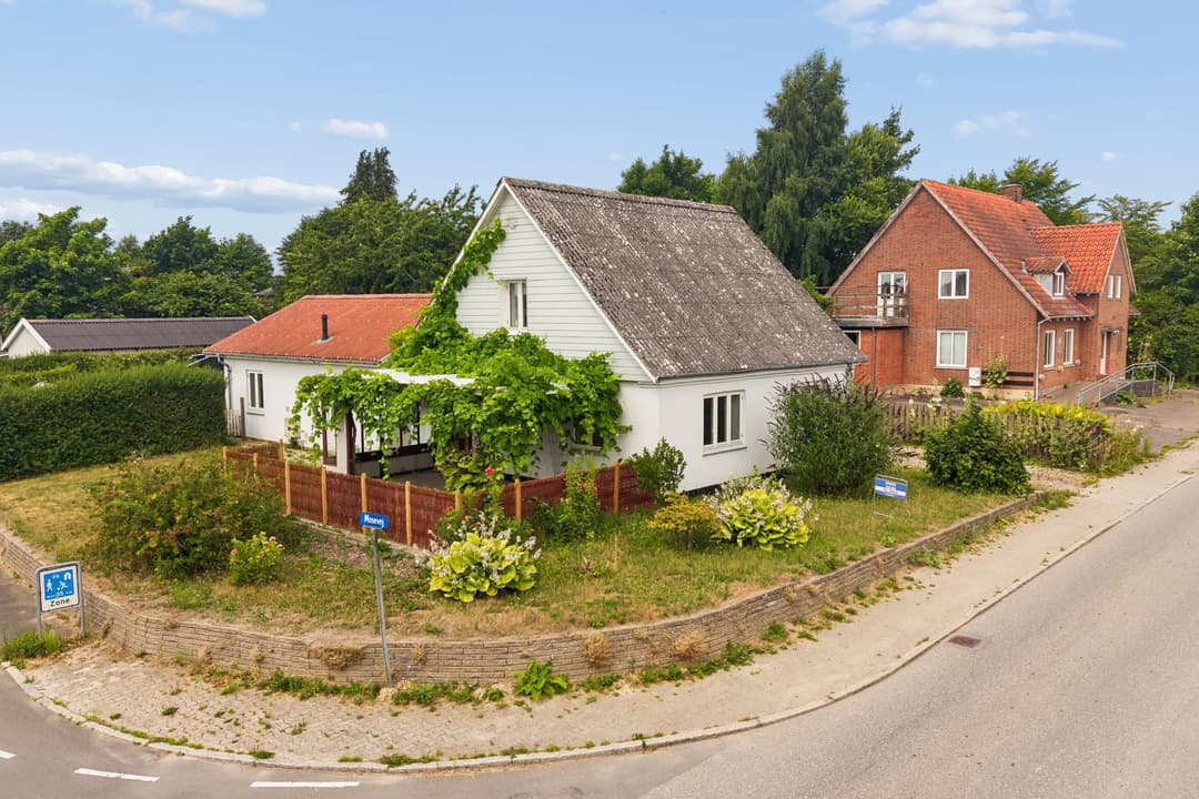ET DEJLIGT HUS I EN AKTIV BY MED ALT TIL HVERDAGEN, billede 1 af 8