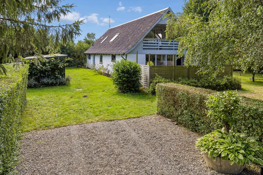 HYGGELIGT HUS MED STOR GRUND OG SKØN HAVE, billede 1 af 8