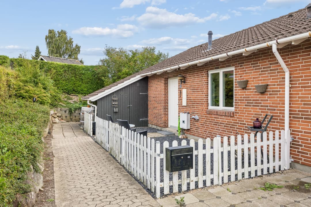FINT OG OVERSKUELIGT ENDERÆKKEHUS I ÉT PLAN, billede 1 af 8