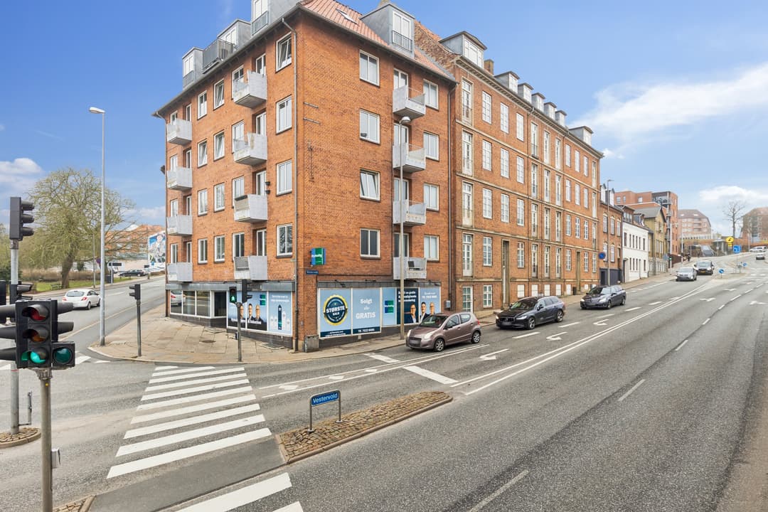 LYSFYLDT TOVÆRELSES CENTRALT I RANDERS, billede 1 af 8