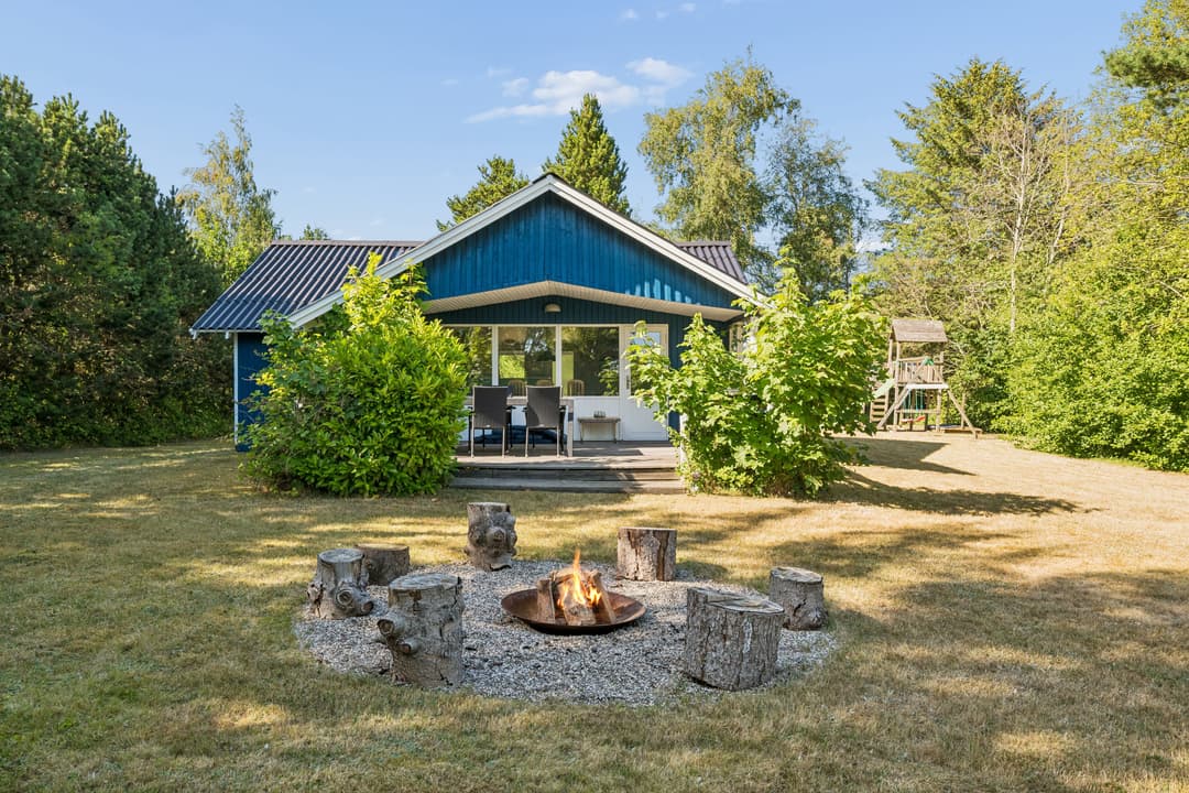HYGGELIGT SOMMERHUS I PRIVATE OG NATURSKØNNE OMGIVELSER VED ØER, billede 1 af 8