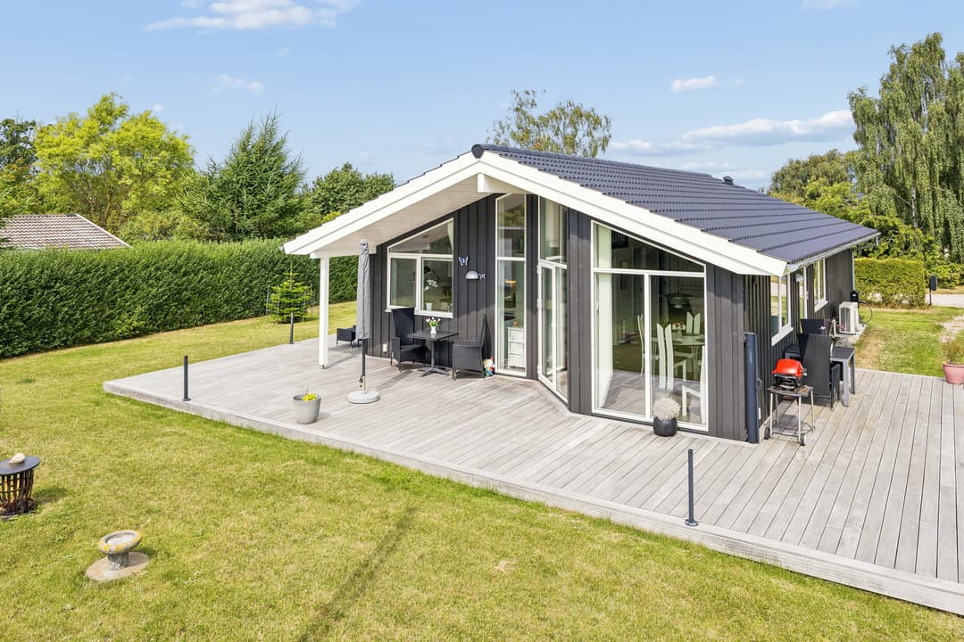 MODERNE FRITIDSHUS VED MUSHOLM BUGT, billede 1 af 8