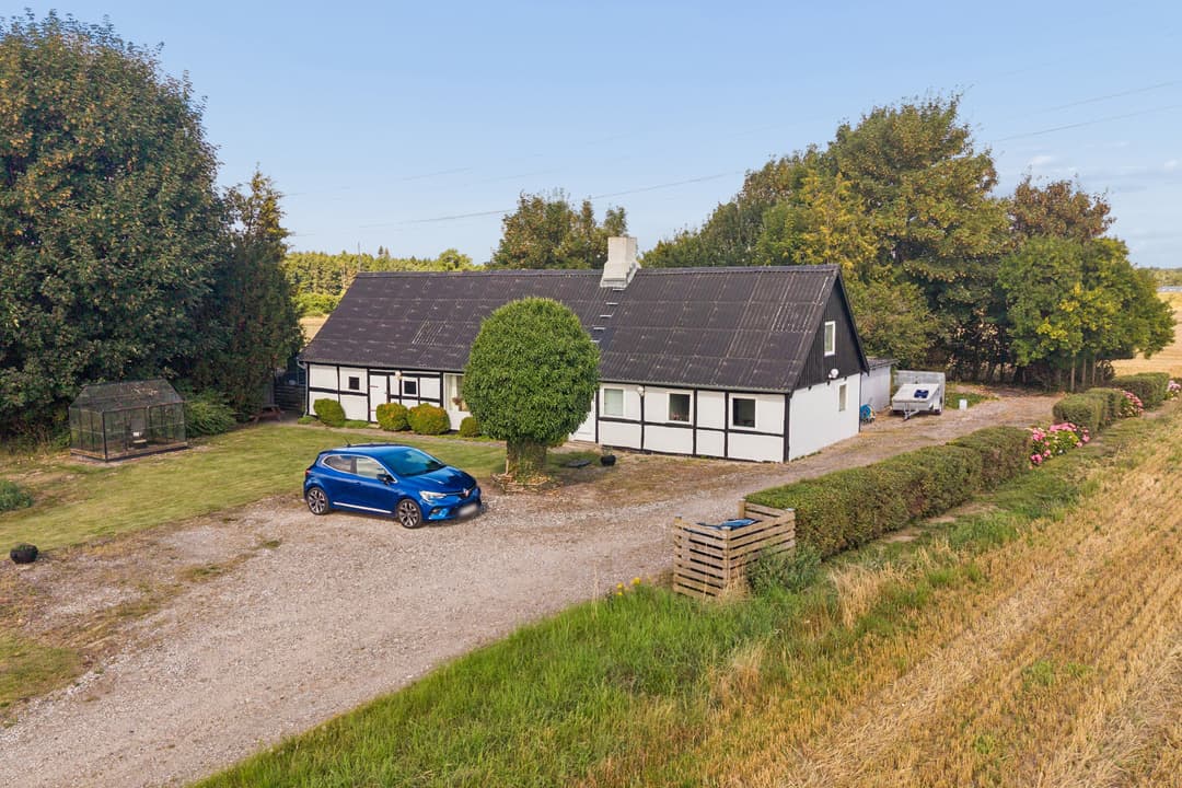 LANDLIG IDYL OG CHARME EN SMUTTUR FRA BYEN, billede 1 af 8