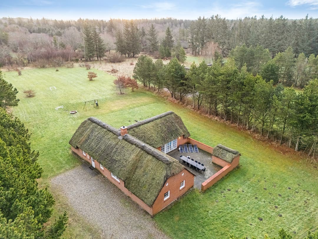 Renoveret stråtækt poolhus ved Vesterhavet op til 18 personer., billede 1 af 8