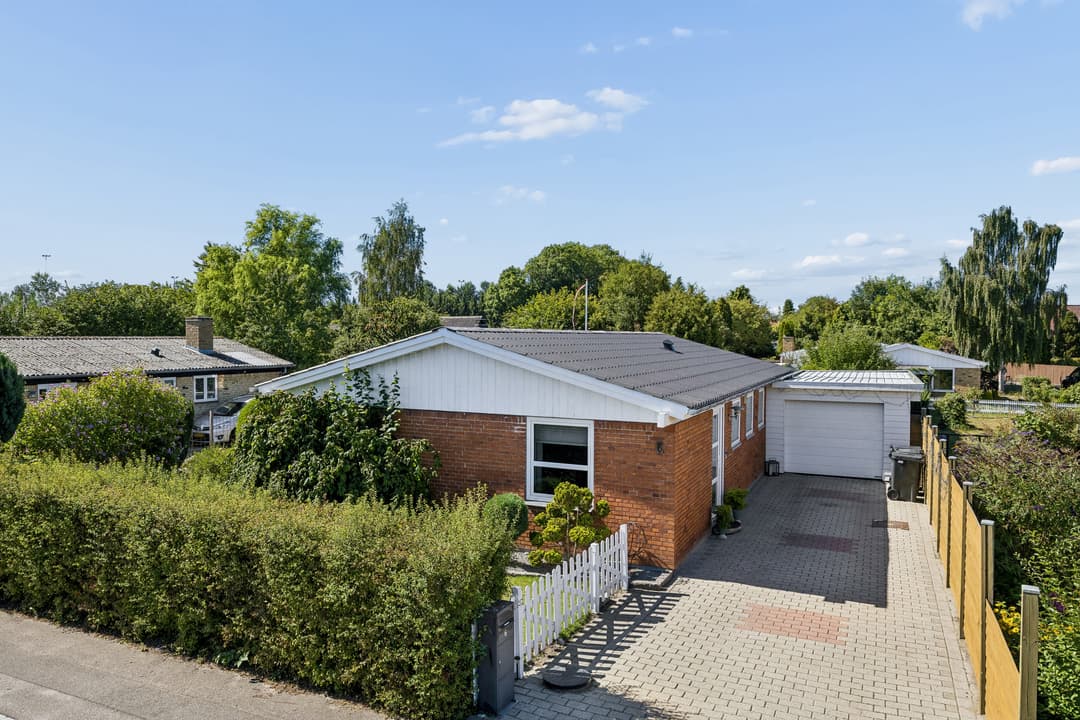 OVERSKUELIG ETPLANSVILLA CENTRALT I DEN GAMLE KØBSTAD, billede 1 af 8