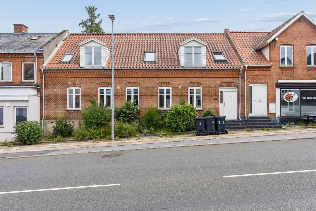 CHARMERENDE LEJLIGHED NÆR SUPERMARKED, SKOLE OG CENTRUM, billede 1 af 8