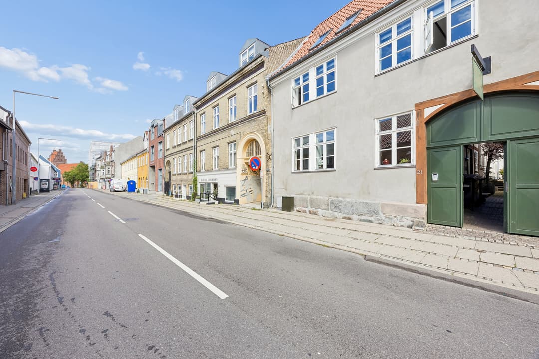 LYS OG LÆKKER LEJLIGHED MIDT I BYEN, billede 1 af 8