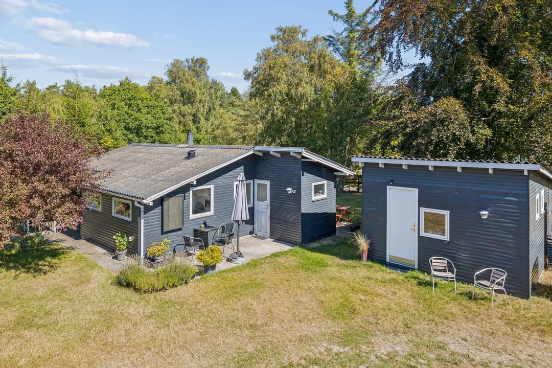 HYGGELIGT SOMMERHUS MED STORT ANNEKS TÆT PÅ SKOV OG STRAND, billede 1 af 8