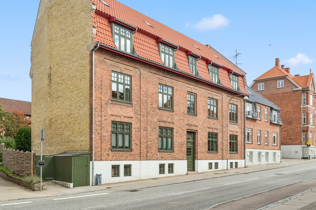 CHARMERENDE FIREVÆRELSES LEJLIGHED CENTRALT I BYEN, billede 1 af 8