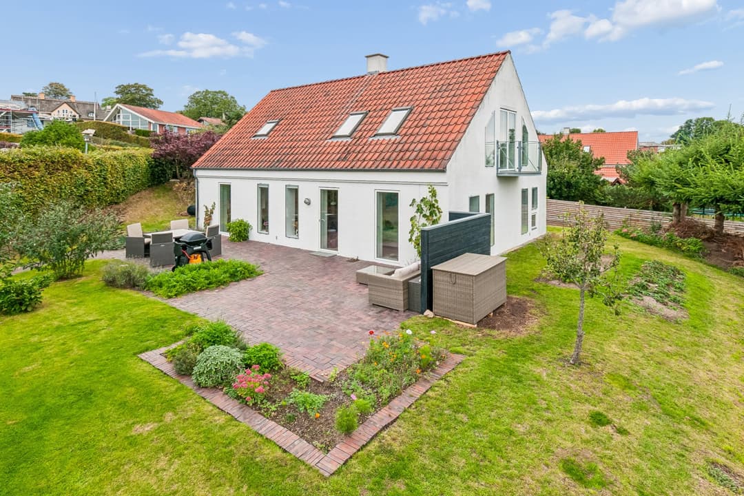 HVIDPUDSET IDYL MELLEM SKOV OG SØ, billede 1 af 8