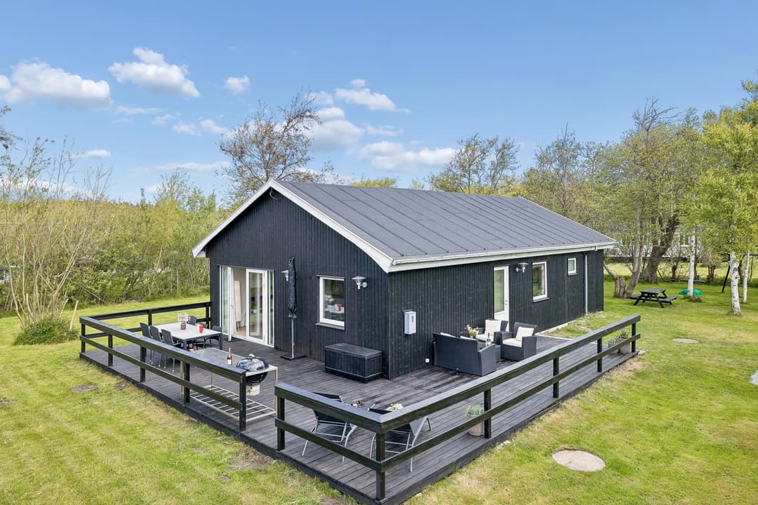 GENNEMRENOVERET SOMMERHUS MED STRANDEN SOM NABO, billede 1 af 8