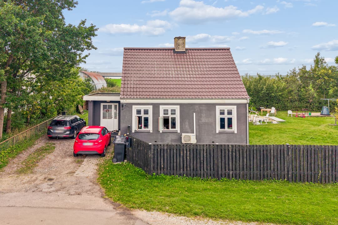 PÆN OG ENKEL VILLA PÅ SKØN, LANDLIG BELIGGENHED, billede 1 af 8
