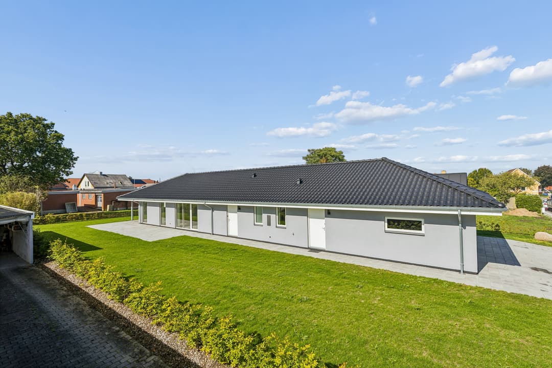 NYBYGGET FAMILIEVILLA MED SKØNNE UDERUM OG DOBBELT GARAGE, billede 1 af 8