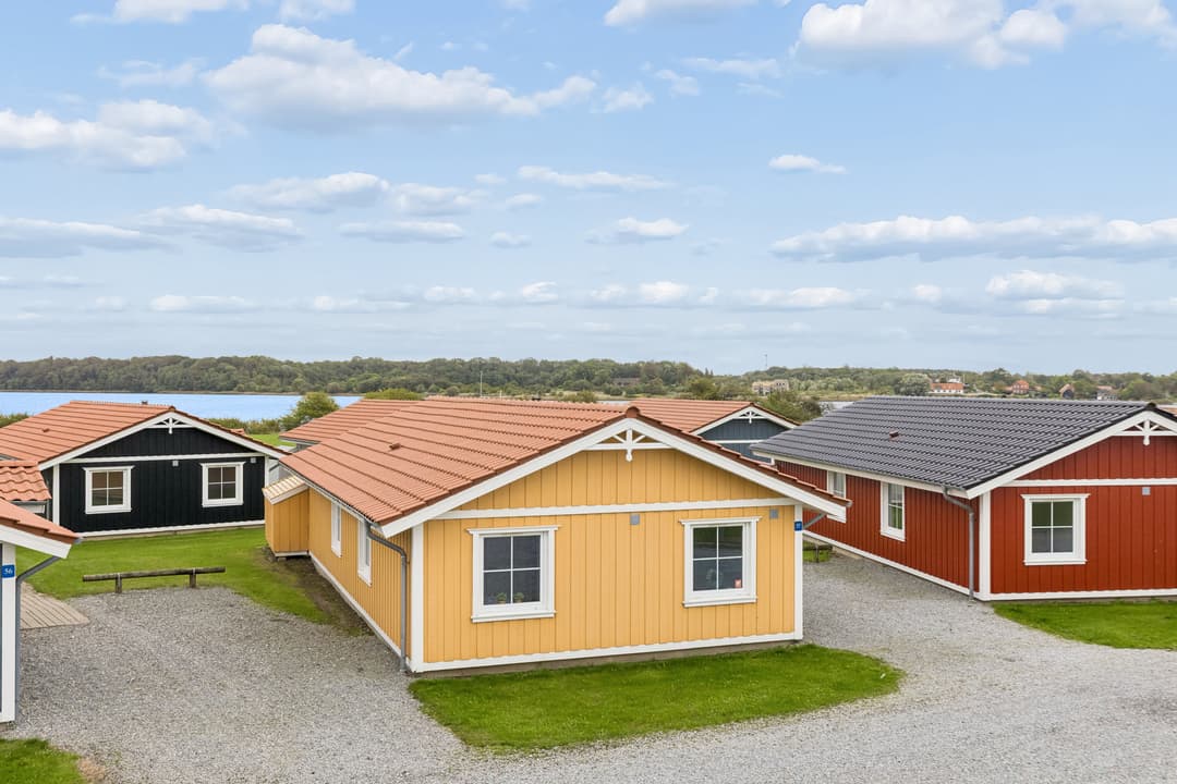 BEHAGELIG SOMMERHUSSTEMNING LIGE VED VANDET, billede 1 af 8