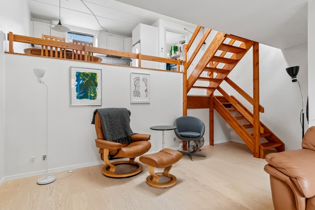 ARKITEKTTEGNET RÆKKEHUS I FORSKUDTE PLAN MED LOFT TIL KIP OG LYSINDFALD, billede 1 af 8