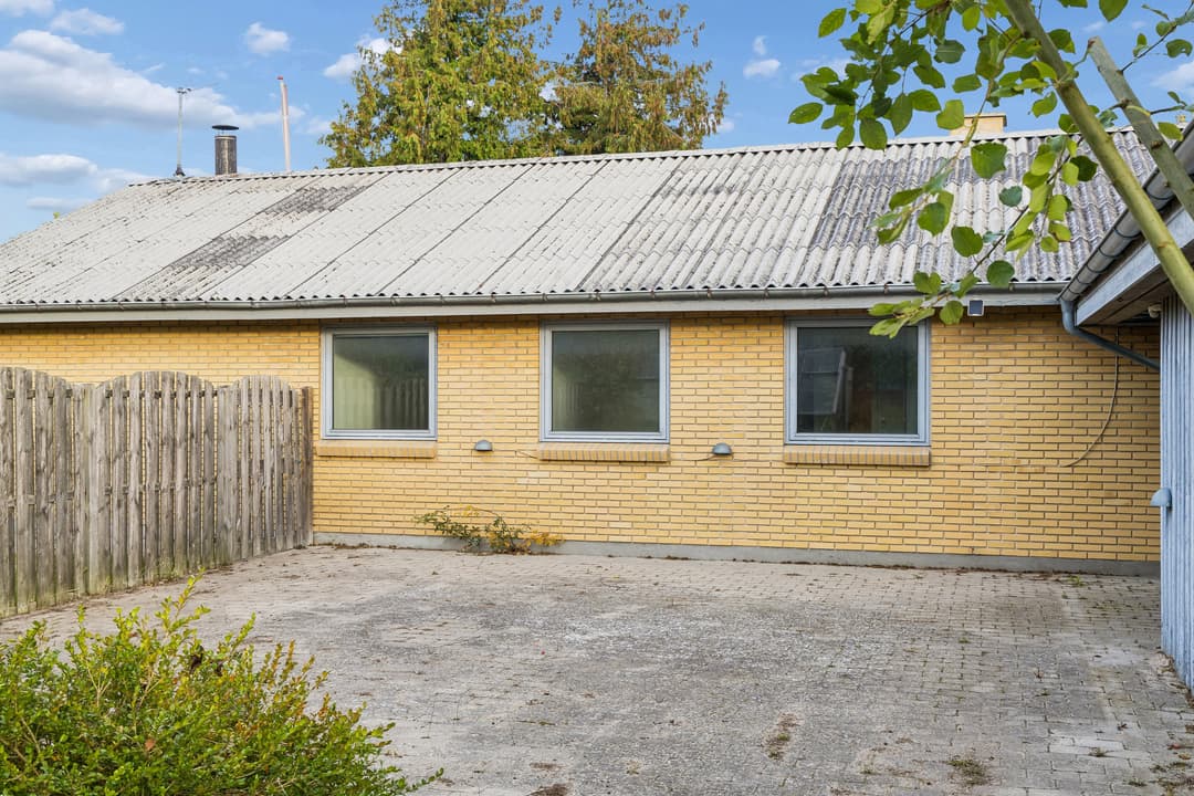 OVERSKUELIG ETPLANSVILLA I ET TRYGT LANDSBYMILJØ, billede 1 af 8