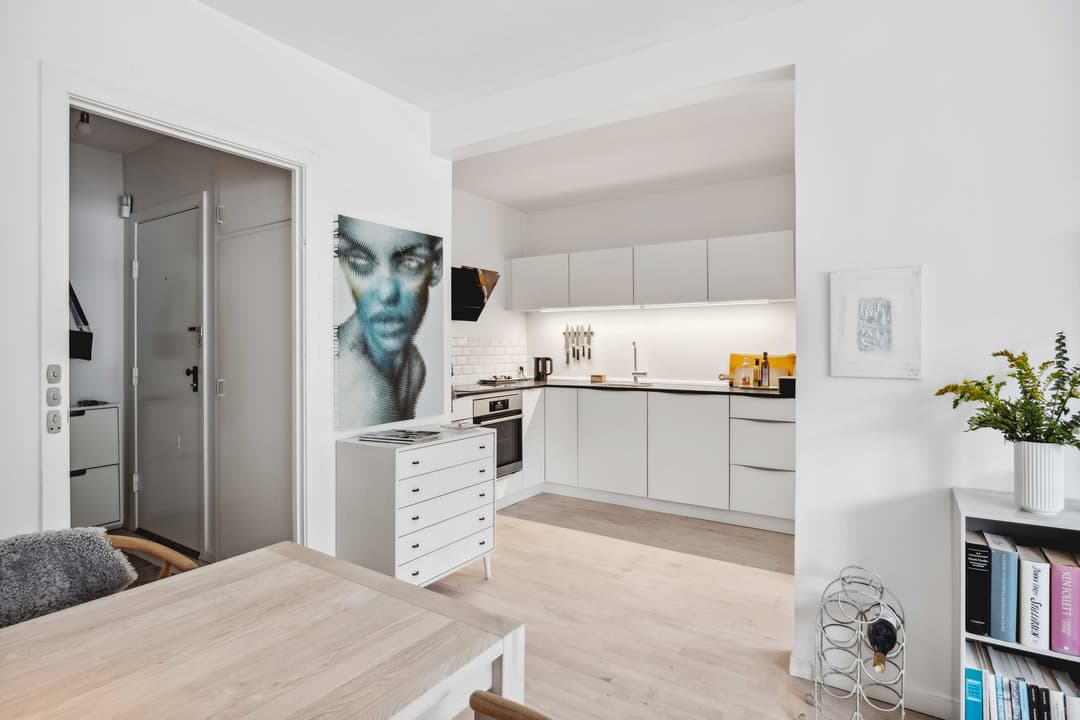 FLOT OG INDBYDENDE LEJLIGHED MED CENTRAL PLACERING OG FÅ SKRIDT TIL PARKER OG BY, billede 1 af 8