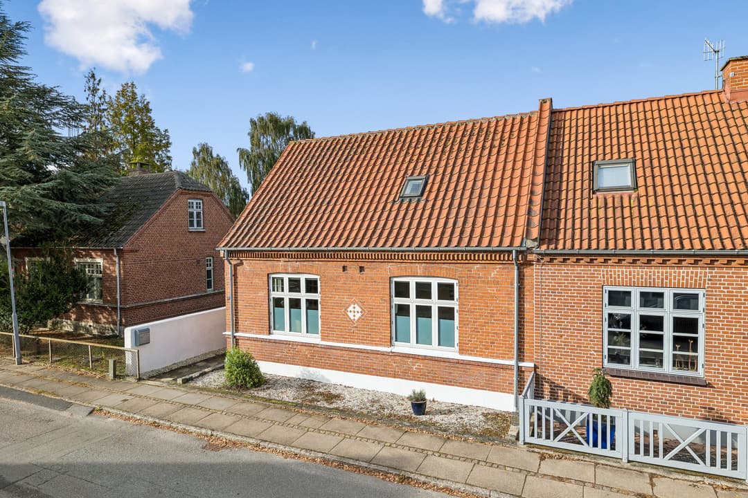 CHARMERENDE BYHUS MIDT I GRENAA, billede 1 af 8